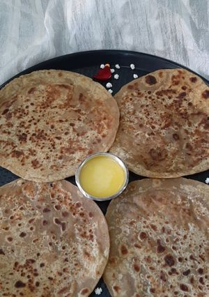 गुळपोळी (gud poli recipe in marathi) रेसिपी चे मुख्य फोटो