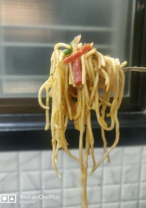 वेज हक्का नूडल्स (Veg hakka noodles recipe in Hindi) रेसिपी मुख्य फोटो