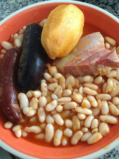 Una foto de Fabada asturiana