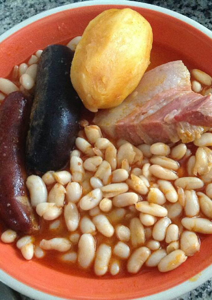 Una foto de Fabada asturiana