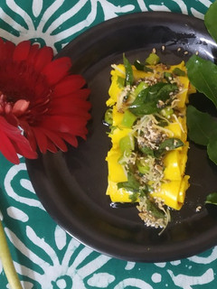 કુકર ખાંડવી (Cooker Khandvi Recipe In Gujarati) રેસીપી મુખ્ય ફોટો