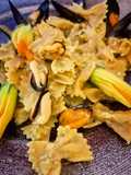 Farfalle con pesto di zucchine e cozze al profumo di mare