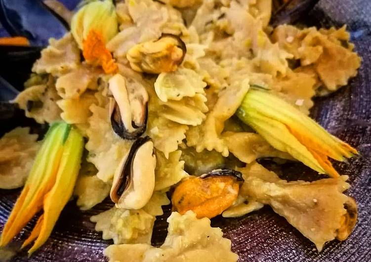 Farfalle con pesto di zucchine e cozze al profumo di mare