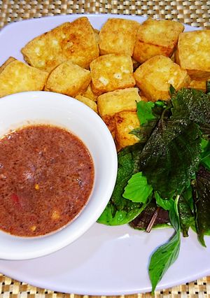 Hình của món Đậu hũ chiên giòn chấm mắm tôm.