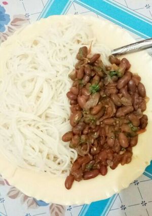 A picture of Supergheti and Beans Stew.