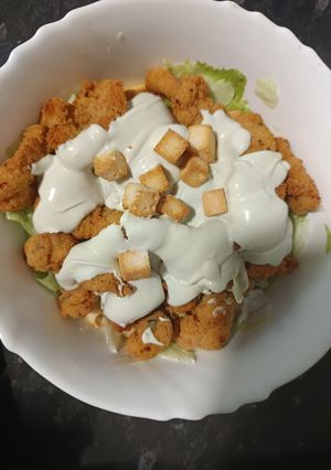 Una foto de Ensalada de Pollo Empanado con Salsa de Queso Azul