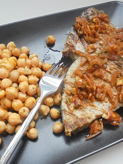 Foto de Atum fresco grelhado com salada de grão