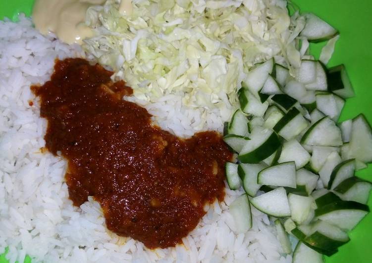 Steps to Make Quick White rice wit cucumber &amp; cabbbage
