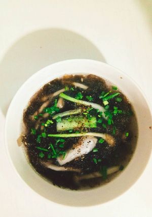 Hình của món Canh nấm ngọc tẩm với rong biển.