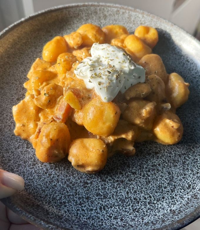 Tejszínes-paprikás csirkemell gnocchival szaftos recept fotója