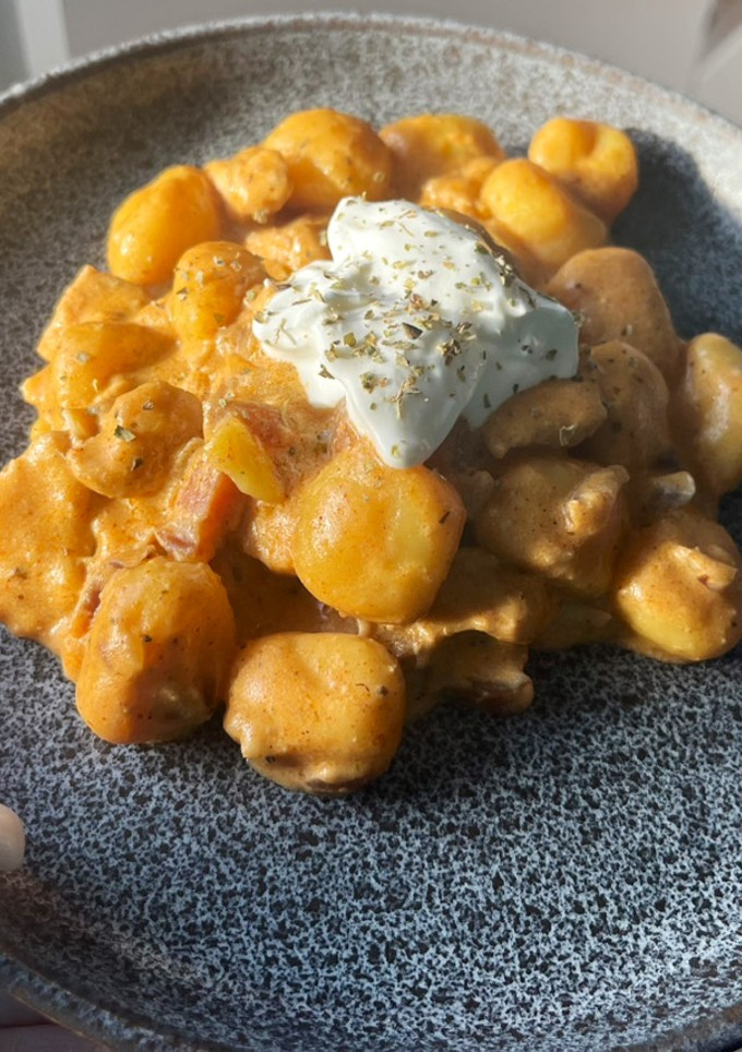 Tejszínes-paprikás csirkemell gnocchival szaftos recept fotója