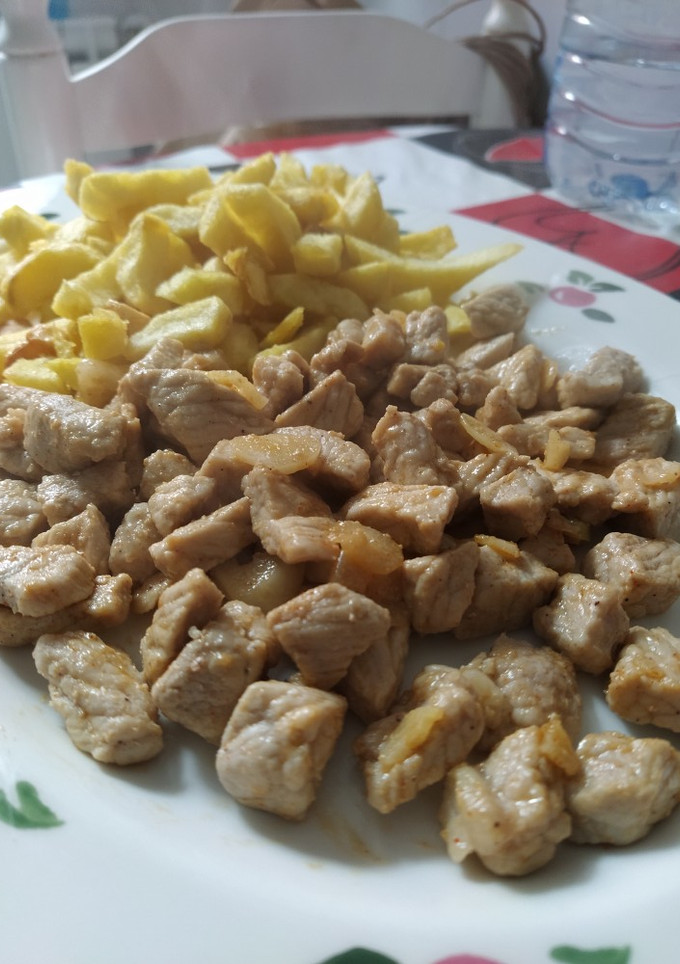 Una foto de 🧄 Lomo al ajillo