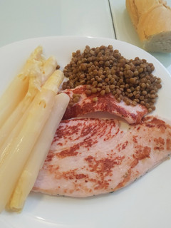 Una foto de Pechugas con lentejas y espárragos