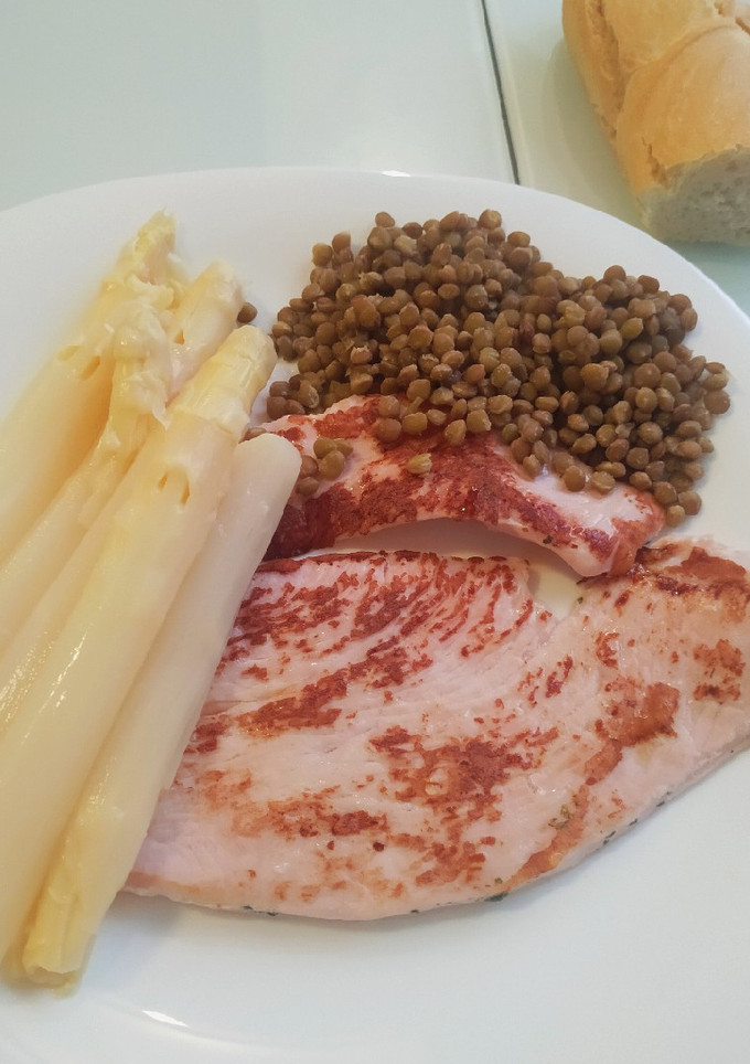 Una foto de Pechugas con lentejas y espárragos