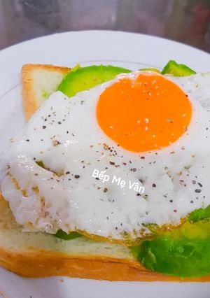 Hình của món Bánh mì sanwich trứng ốp la bơ trái.