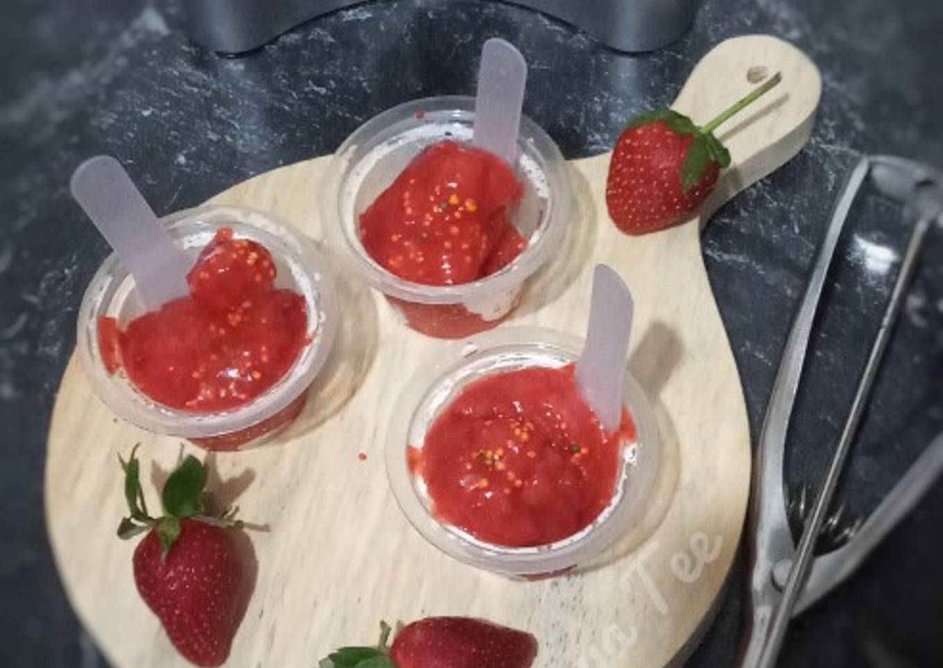 Simple Strawberry Sorbet "YoNaNas"