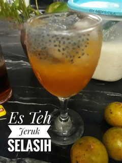 Foto resep Es Teh Jeruk Selasih