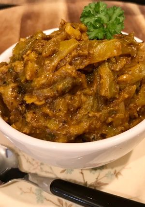 चटपटी अचारी करेले की सब्जी रेसिपी मुख्य फोटो