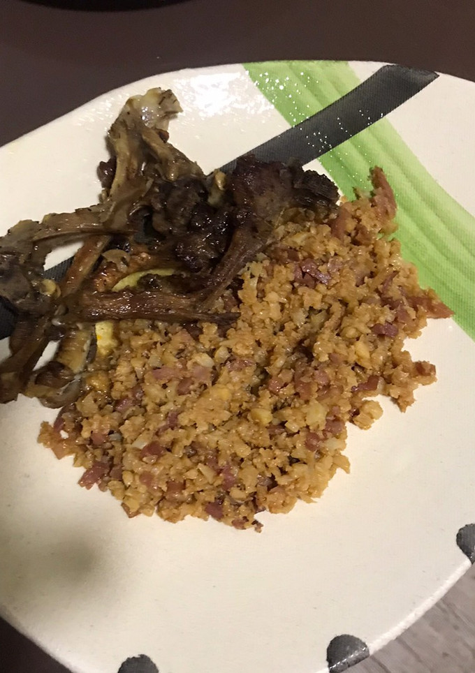 Una foto de Migas de coliflor con chuletas de cordero a la extremeña
