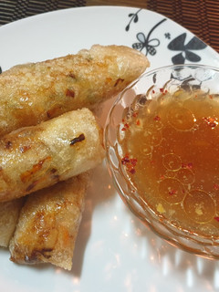 Una foto de Chao Gio (rollitos fritos vietnamitas) y salsa Nuoc Cham
