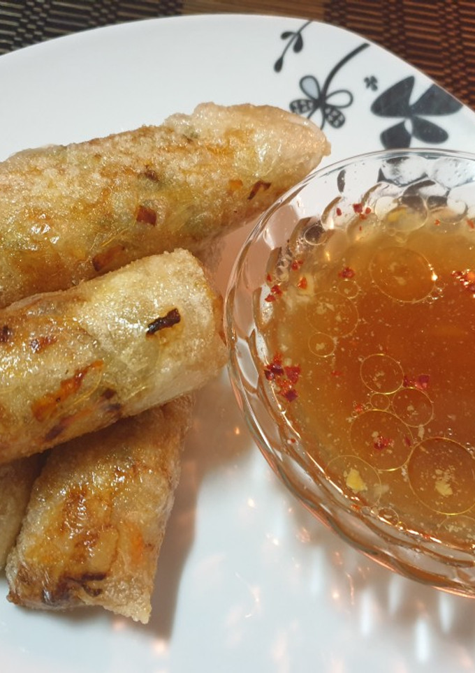 Una foto de Chao Gio (rollitos fritos vietnamitas) y salsa Nuoc Cham