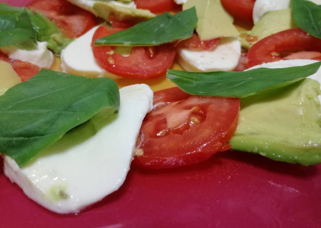 Ensalada caprese con aguacate