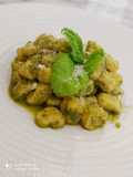Gnocchi di ricotta al pesto di arachidi e basilico