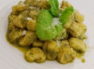 Foto di Gnocchi di ricotta al pesto di arachidi e basilico