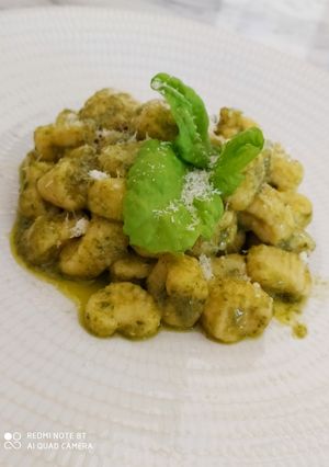 Foto di Gnocchi di ricotta al pesto di arachidi e basilico
