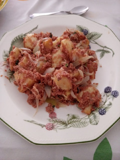 Una foto de Carne de lata con patatas