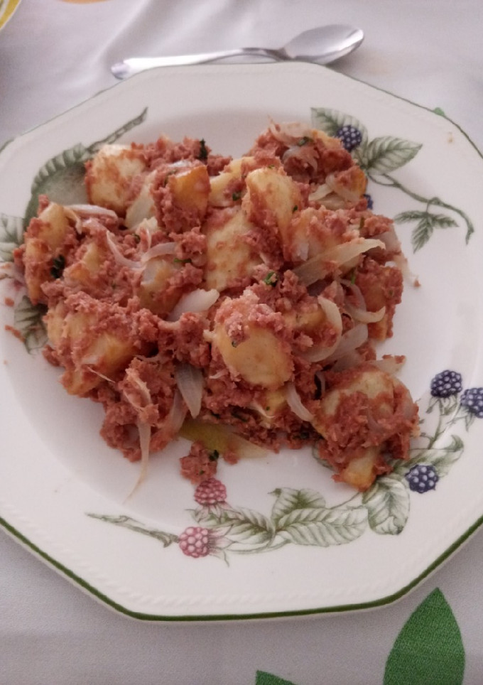 Una foto de Carne de lata con patatas