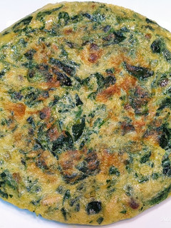 Una foto de Tortilla de espinacas con pasas y piñones