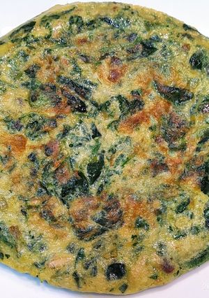 Una foto de Tortilla de espinacas con pasas y piñones