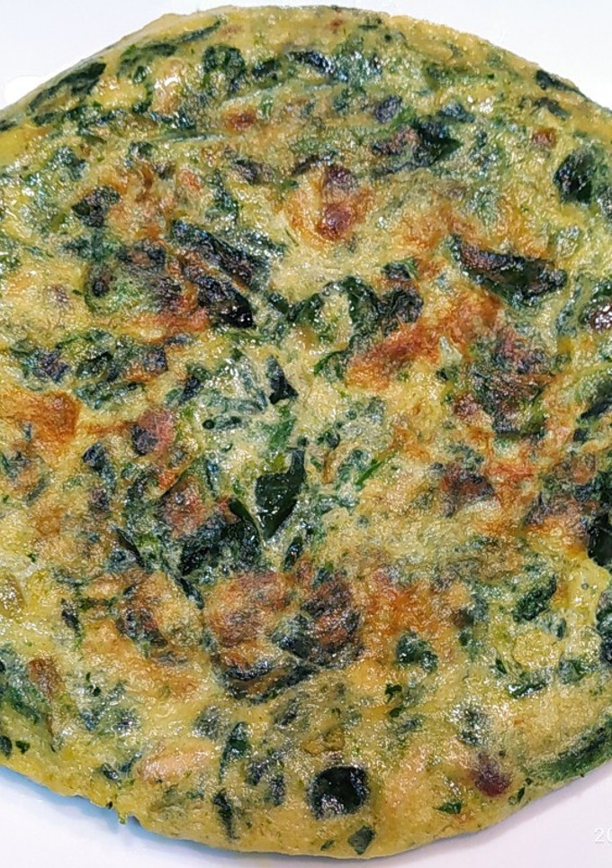 Una foto de Tortilla de espinacas con pasas y piñones
