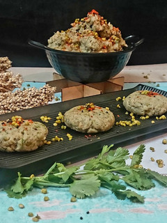 જુવાર ખીચું તાજા જુવાર પોંક સાથે (Juvar flour khichu with fresh ponk recipe in Gujarati)(Jain) રેસીપી મુખ્ય ફોટો