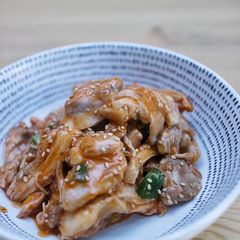 A picture of Sweet sesame chicken.