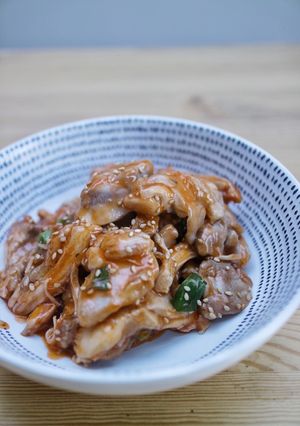 A picture of Sweet sesame chicken.