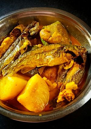 আলু বেগুন বড়ি দিয়ে ট্যাংরা মাছের ঝোল (aloo begun bori diye tyangra maacher jhol recipe) রেসিপির প্রধান ছবি