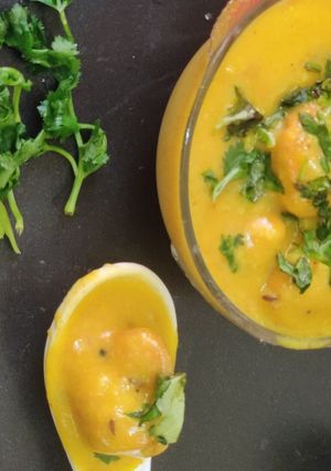 बेसन की पकोड़ी बाली कढ़ी(Besan ki pakode wali kadhi recipe in Hindi) रेसिपी मुख्य फोटो