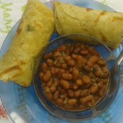 A picture of Chapatis and spiced bean stew.