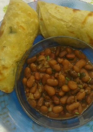 A picture of Chapatis and spiced bean stew.