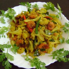 A picture of Cauliflower Stir Fry with Prawns.