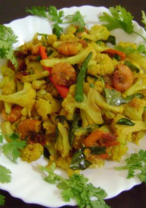 A picture of Cauliflower Stir Fry with Prawns.