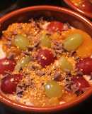 Melocotones con yogur, uvas y oro