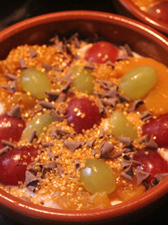 Una foto de Melocotones con yogur, uvas y oro