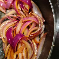 A picture of Honey and balsamic red onions.