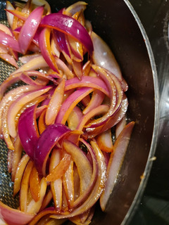 A picture of Honey and balsamic red onions.
