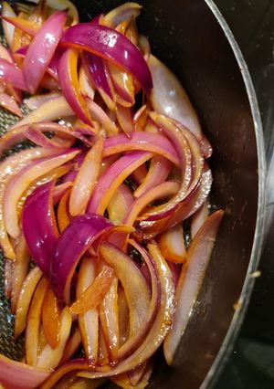 A picture of Honey and balsamic red onions.