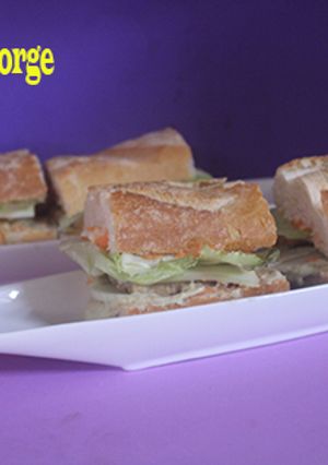 Una foto de Bocadillo de judías, aguacate y mairas