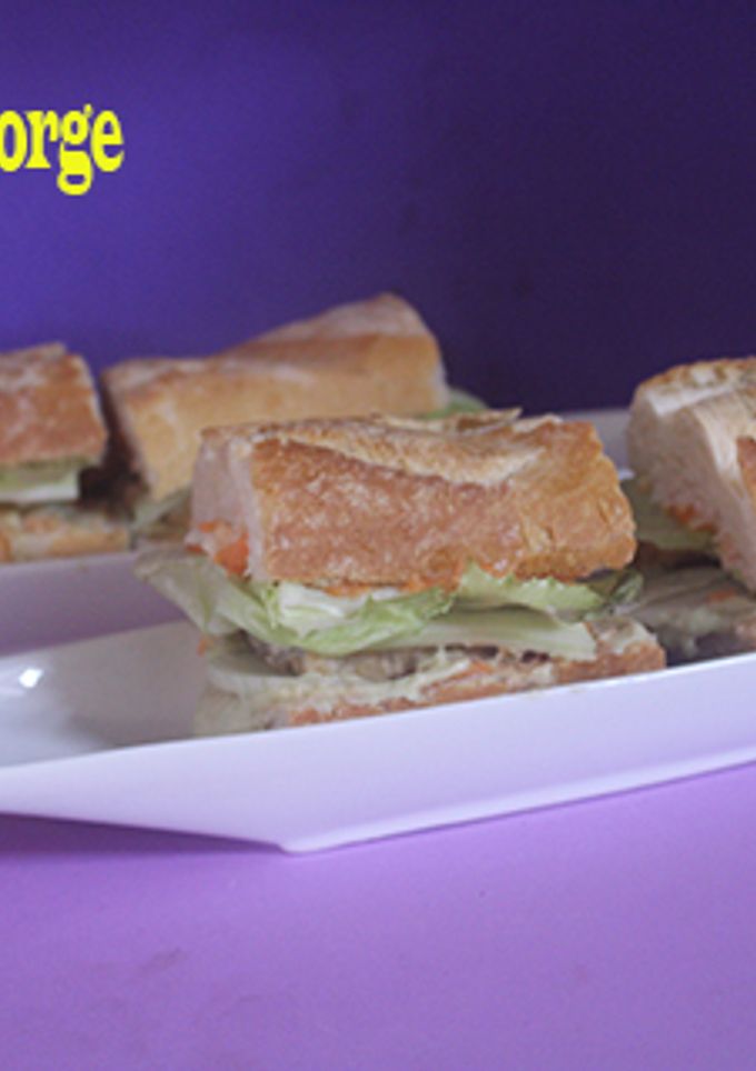 Una foto de Bocadillo de judías, aguacate y mairas